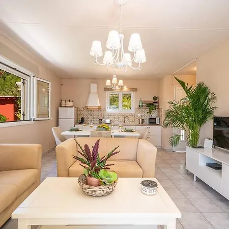 Gaia Residences With Lush Garden And Pool